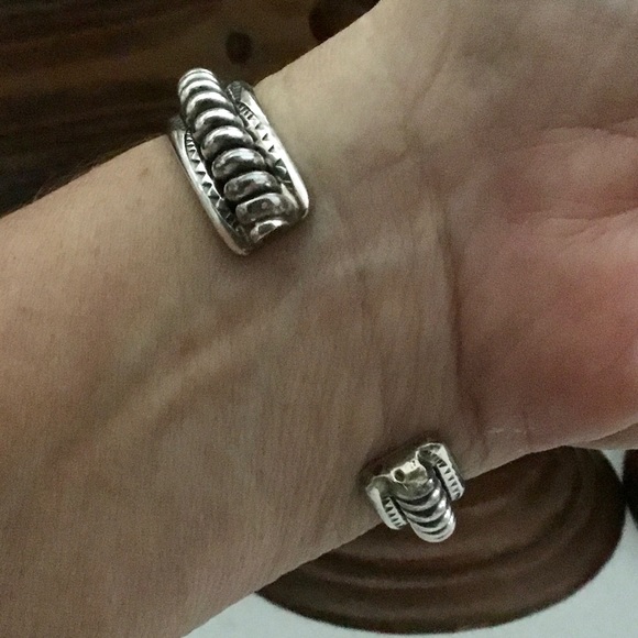 Navajo Nora Tahe 925 Cable & Tooled Three Shank Cuff - Picture 8 of 11